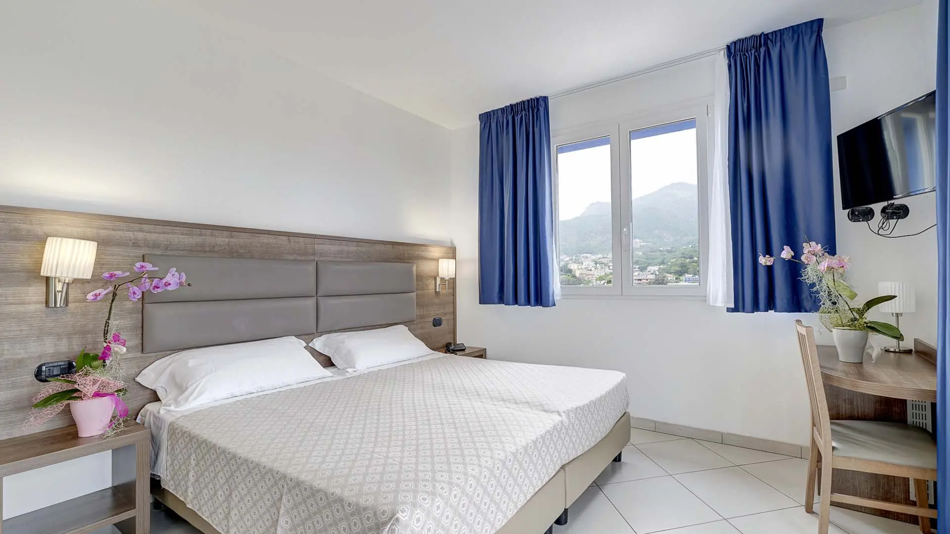 Double room with balcony or terrace overlooking the mountains